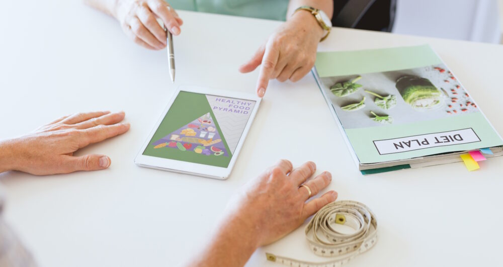 Client on an appointment with dietician talking about food pyramid